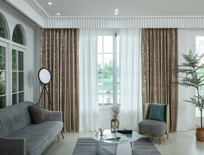 Холандска кадифена завеса с шарка на пера и златно фолио